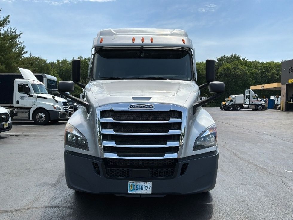 Sleeper Tractor-Heavy Duty Tractors-Freightliner-2020-T12664ST-Burlington-NJ-253,334\n\t\tmiles-$ 72,500 - Image 2