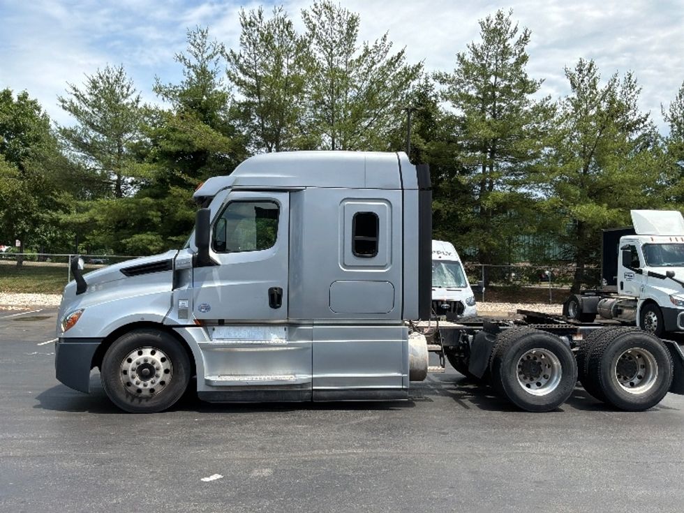 Sleeper Tractor-Heavy Duty Tractors-Freightliner-2020-T12664ST-Burlington-NJ-253,334\n\t\tmiles-$ 72,500 - Image 4