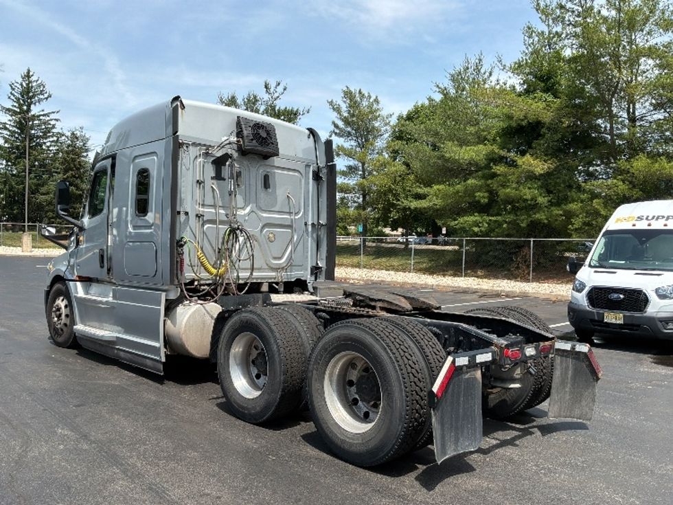 Sleeper Tractor-Heavy Duty Tractors-Freightliner-2020-T12664ST-Burlington-NJ-253,334\n\t\tmiles-$ 72,500 - Image 5