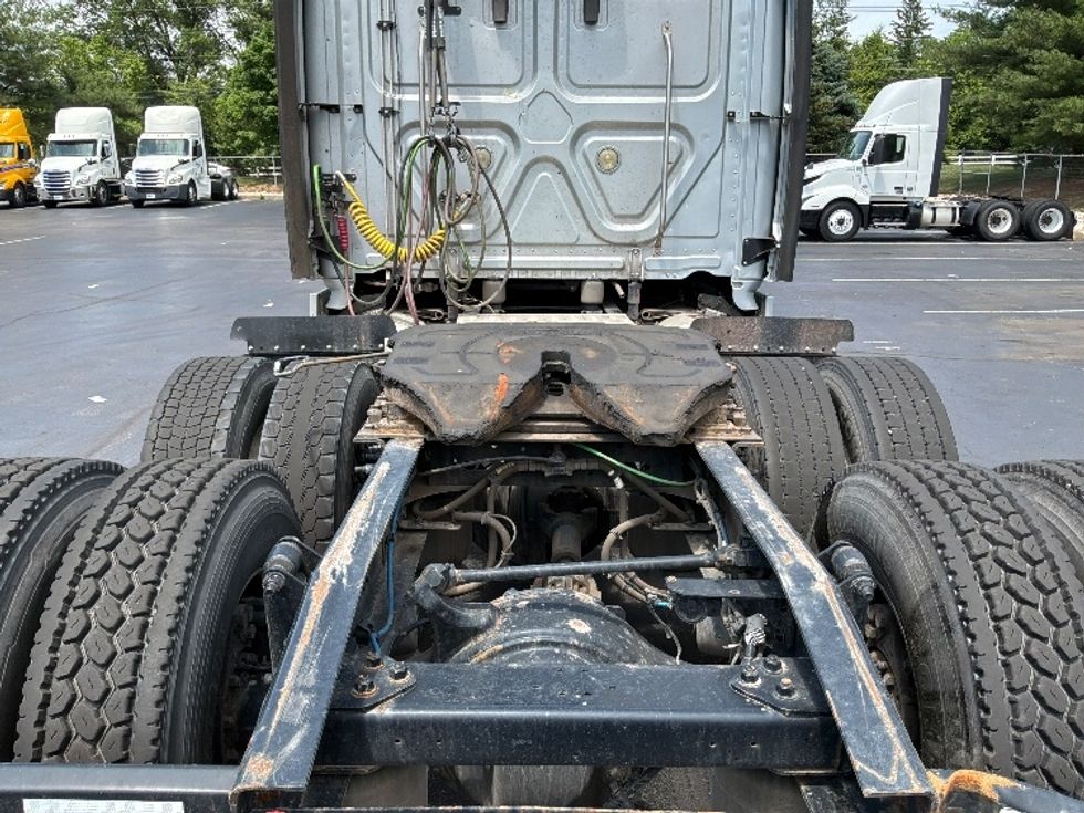 Sleeper Tractor-Heavy Duty Tractors-Freightliner-2020-T12664ST-Burlington-NJ-253,334\n\t\tmiles-$ 72,500 - Image 6