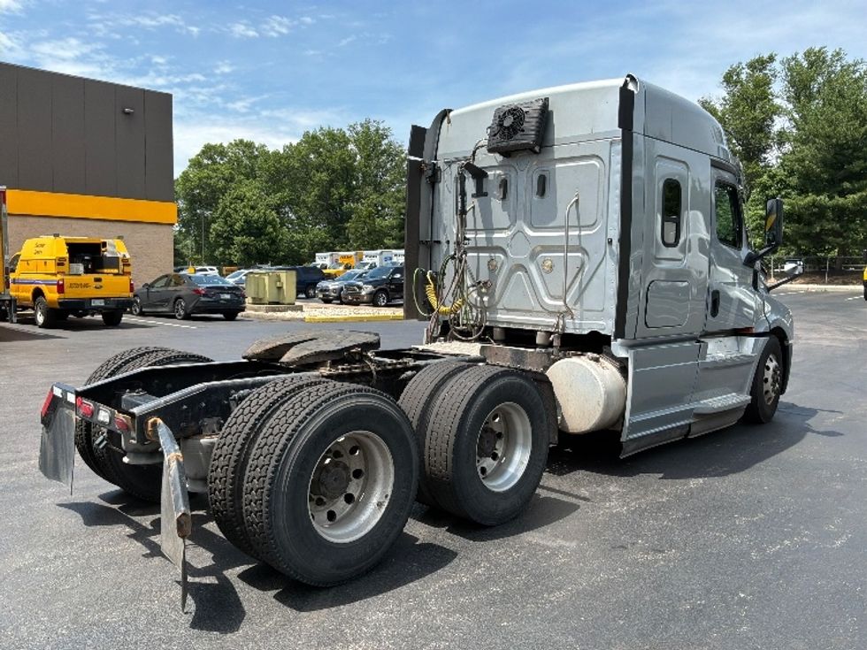 Sleeper Tractor-Heavy Duty Tractors-Freightliner-2020-T12664ST-Burlington-NJ-253,334\n\t\tmiles-$ 72,500 - Image 7