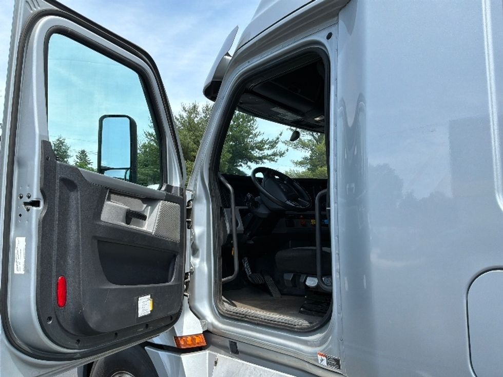 Sleeper Tractor-Heavy Duty Tractors-Freightliner-2020-T12664ST-Burlington-NJ-253,334\n\t\tmiles-$ 72,500 - Image 9