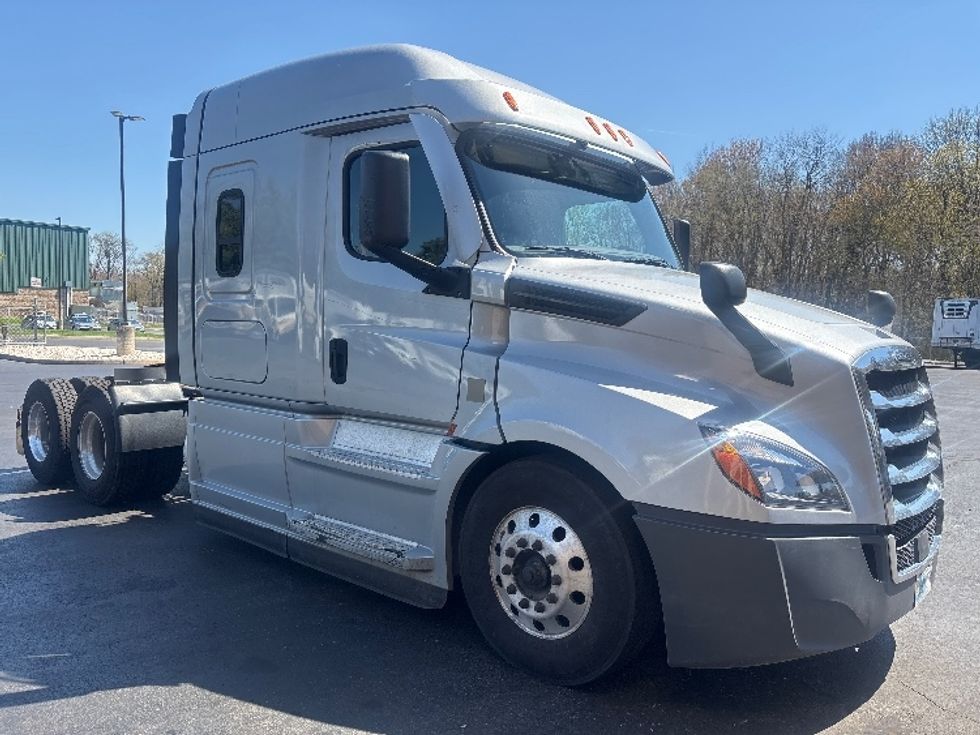 Sleeper Tractor-Heavy Duty Tractors-Freightliner-2020-T12664ST-Burlington-NJ-273,799\n\t\tmiles-$ 75,000 - Image 1