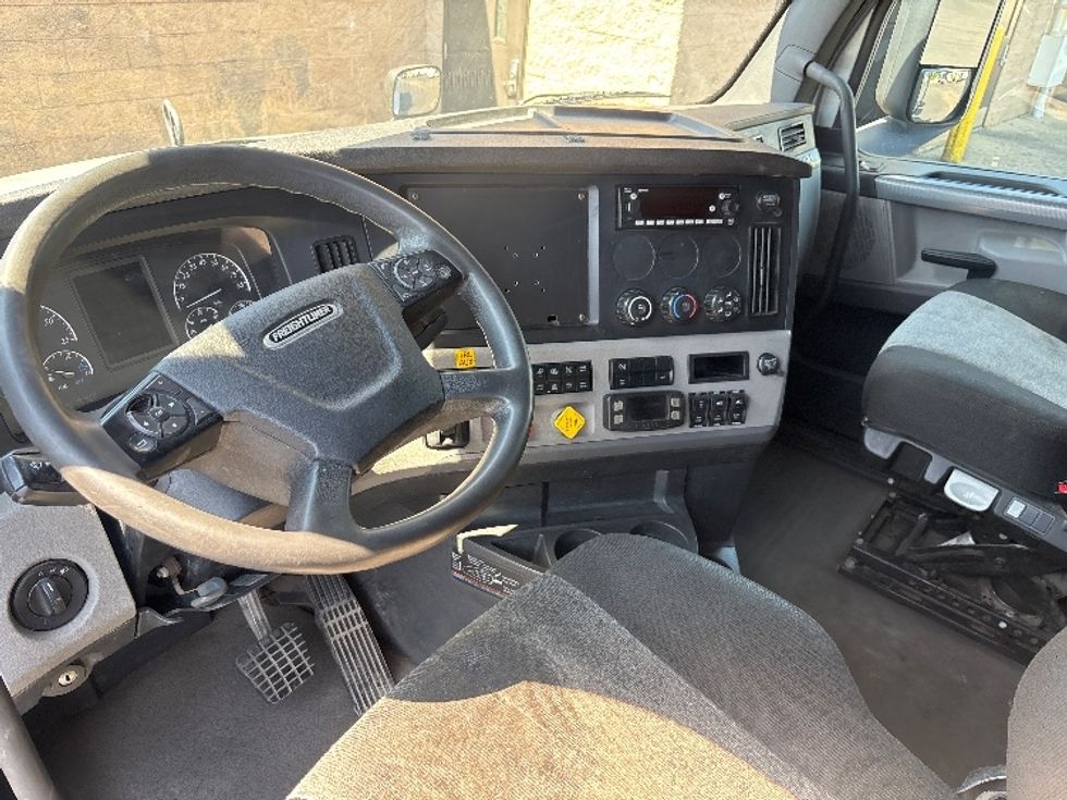 Sleeper Tractor-Heavy Duty Tractors-Freightliner-2020-T12664ST-Burlington-NJ-273,799\n\t\tmiles-$ 75,000 - Image 10