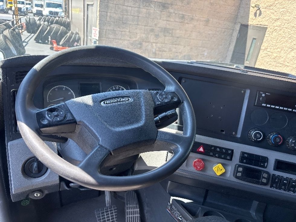 Sleeper Tractor-Heavy Duty Tractors-Freightliner-2020-T12664ST-Burlington-NJ-273,799\n\t\tmiles-$ 75,000 - Image 11