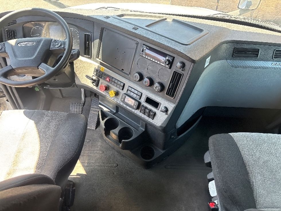 Sleeper Tractor-Heavy Duty Tractors-Freightliner-2020-T12664ST-Burlington-NJ-273,799\n\t\tmiles-$ 75,000 - Image 12
