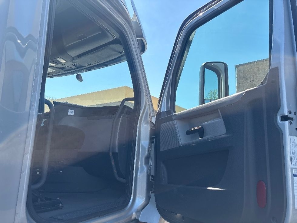 Sleeper Tractor-Heavy Duty Tractors-Freightliner-2020-T12664ST-Burlington-NJ-273,799\n\t\tmiles-$ 75,000 - Image 13