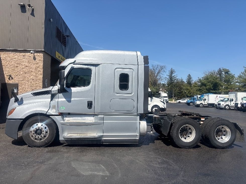 Sleeper Tractor-Heavy Duty Tractors-Freightliner-2020-T12664ST-Burlington-NJ-273,799\n\t\tmiles-$ 75,000 - Image 4