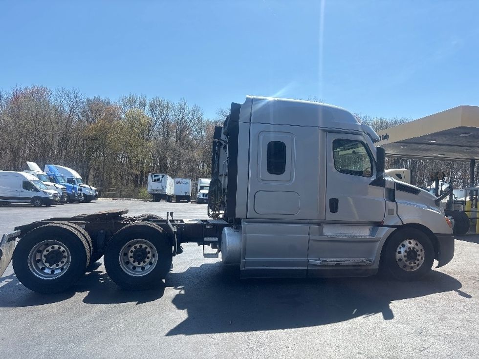 Sleeper Tractor-Heavy Duty Tractors-Freightliner-2020-T12664ST-Burlington-NJ-273,799\n\t\tmiles-$ 75,000 - Image 8