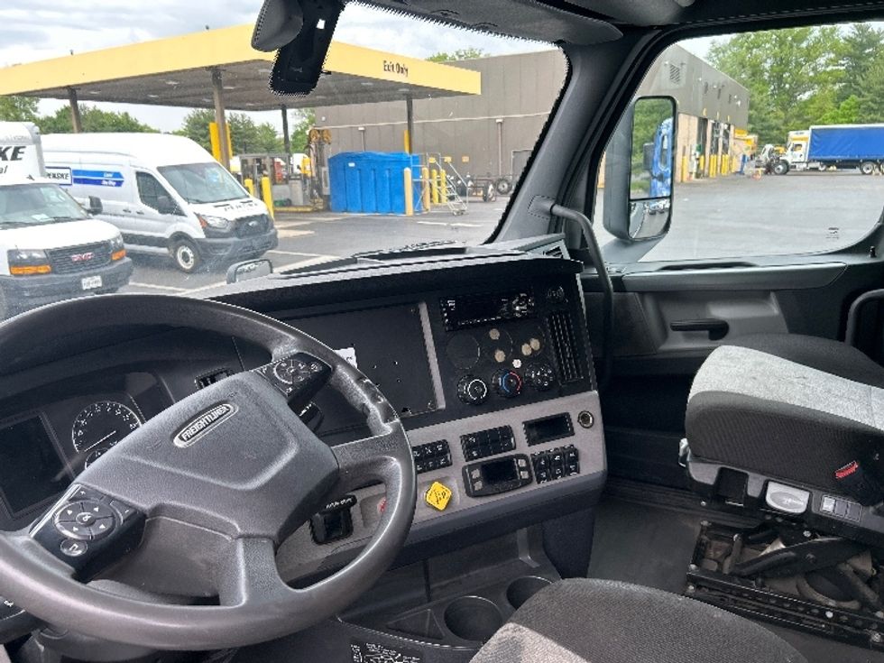 Sleeper Tractor-Heavy Duty Tractors-Freightliner-2020-T12664ST-Burlington-NJ-286,464\n\t\tmiles-$ 75,000 - Image 10
