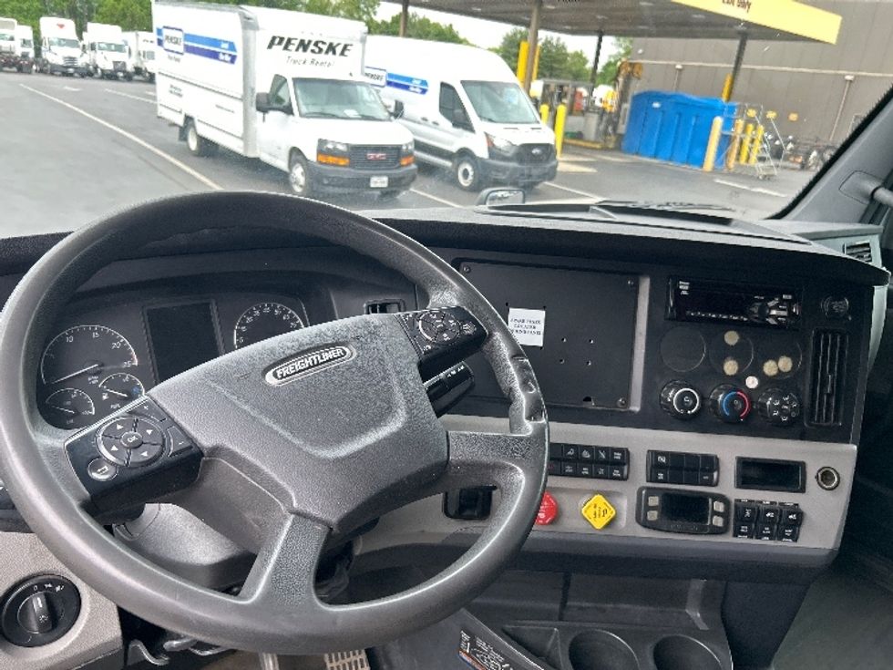 Sleeper Tractor-Heavy Duty Tractors-Freightliner-2020-T12664ST-Burlington-NJ-286,464\n\t\tmiles-$ 75,000 - Image 11