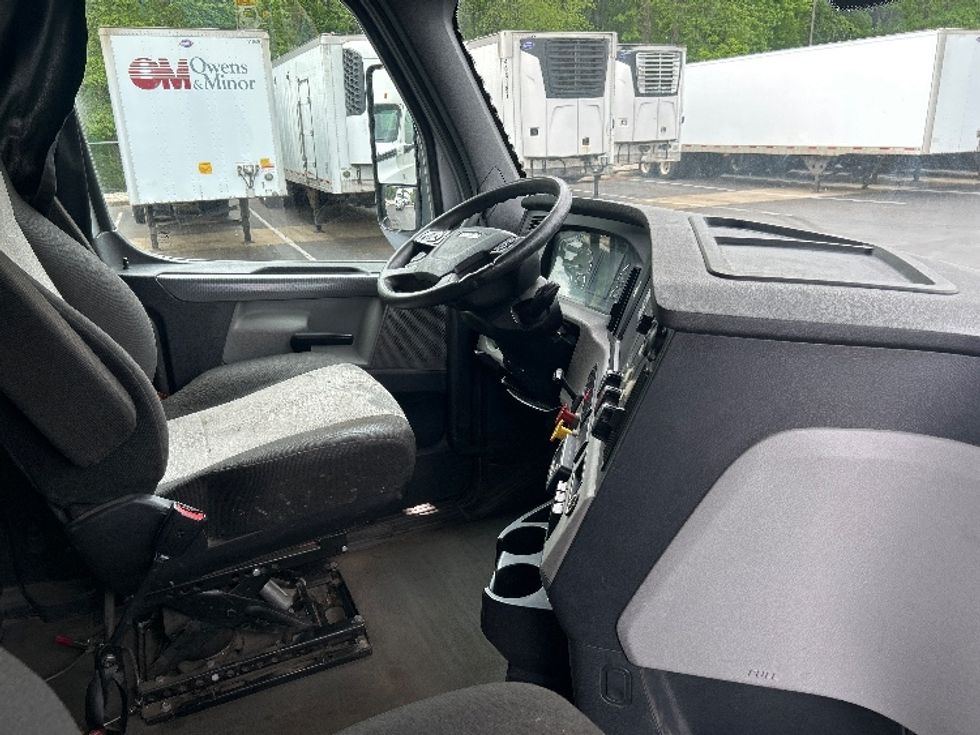 Sleeper Tractor-Heavy Duty Tractors-Freightliner-2020-T12664ST-Burlington-NJ-286,464\n\t\tmiles-$ 75,000 - Image 15