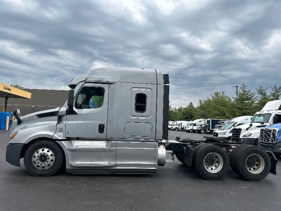 Sleeper Tractor-Heavy Duty Tractors-Freightliner-2020-T12664ST-Burlington-NJ-286,464\n\t\tmiles-$ 75,000 - Image 4