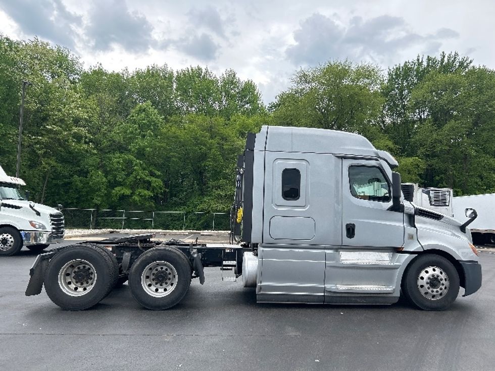 Sleeper Tractor-Heavy Duty Tractors-Freightliner-2020-T12664ST-Burlington-NJ-286,464\n\t\tmiles-$ 75,000 - Image 8