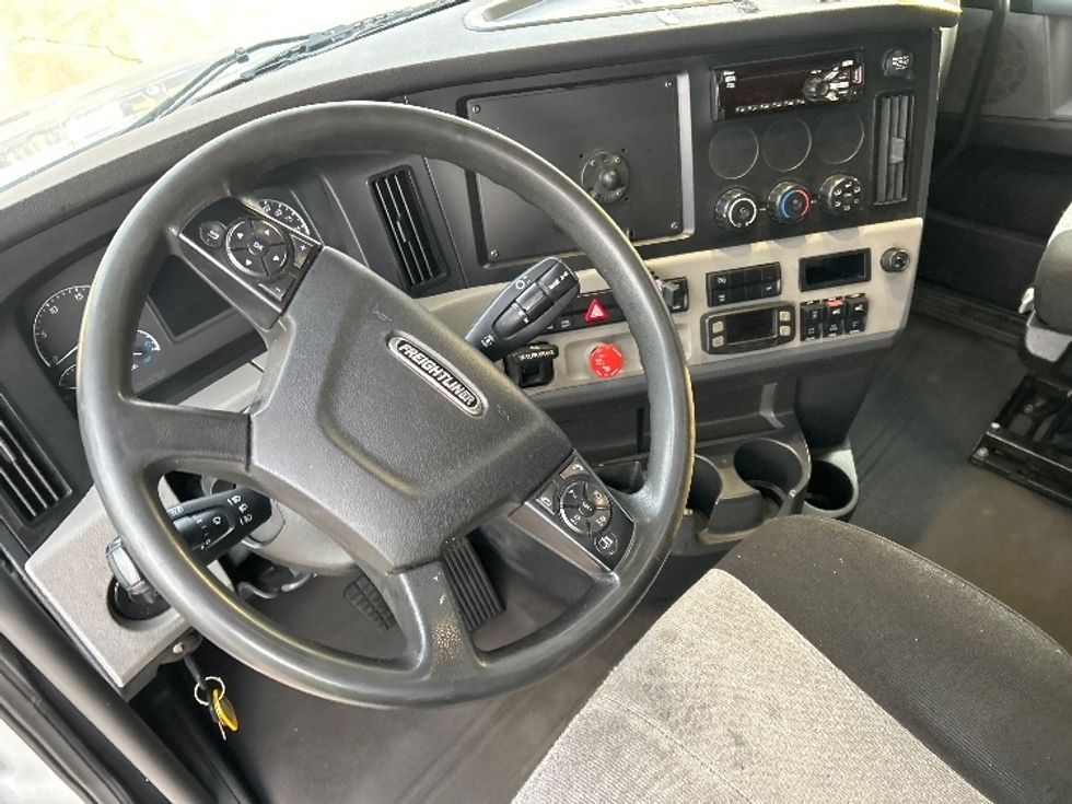 Sleeper Tractor-Heavy Duty Tractors-Freightliner-2020-T12664ST-Burlington-NJ-389,045\n\t\tmiles-$ 64,750 - Image 10