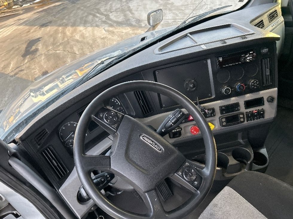 Sleeper Tractor-Heavy Duty Tractors-Freightliner-2020-T12664ST-Burlington-NJ-389,045\n\t\tmiles-$ 64,750 - Image 11