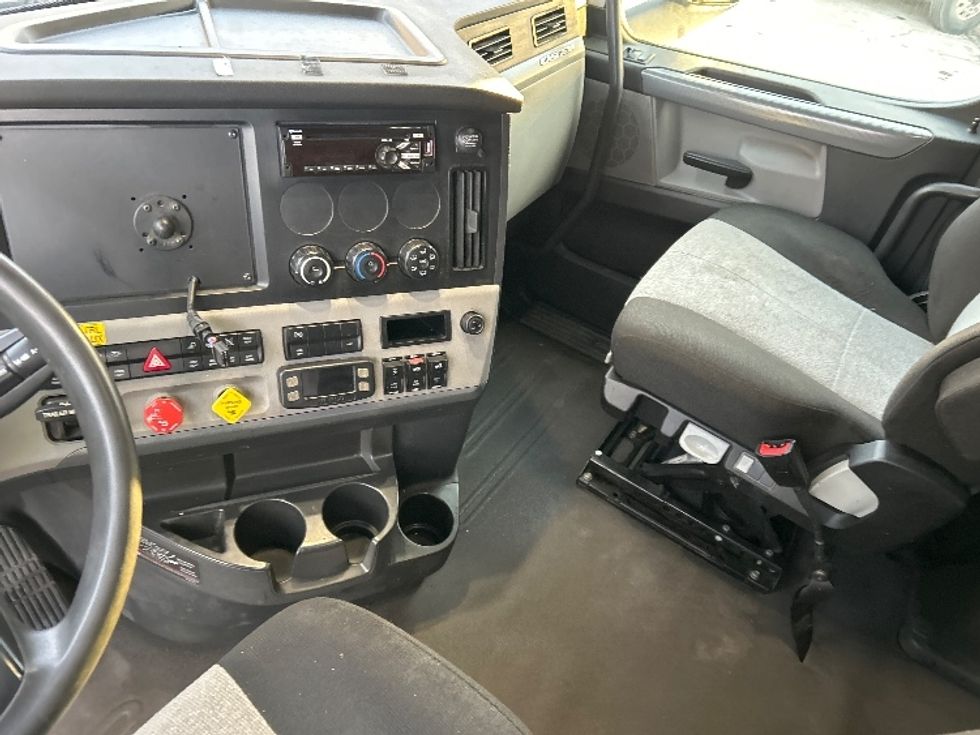 Sleeper Tractor-Heavy Duty Tractors-Freightliner-2020-T12664ST-Burlington-NJ-389,045\n\t\tmiles-$ 64,750 - Image 12