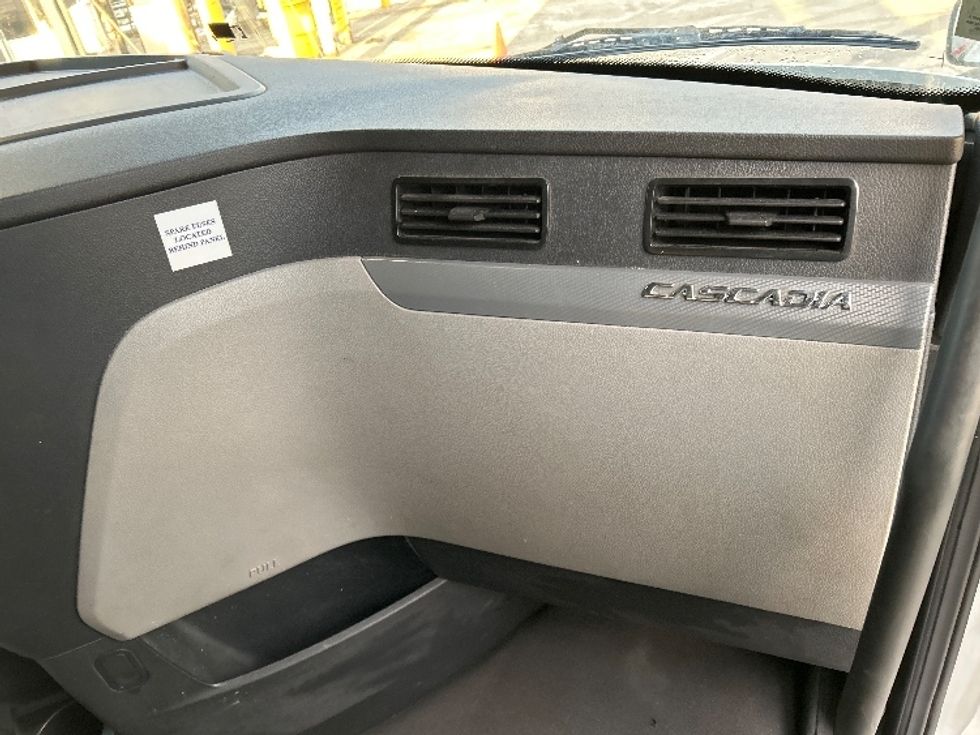 Sleeper Tractor-Heavy Duty Tractors-Freightliner-2020-T12664ST-Burlington-NJ-389,045\n\t\tmiles-$ 64,750 - Image 14