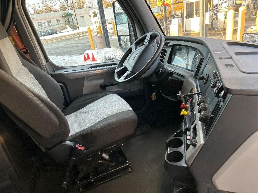 Sleeper Tractor-Heavy Duty Tractors-Freightliner-2020-T12664ST-Burlington-NJ-389,045\n\t\tmiles-$ 64,750 - Image 15