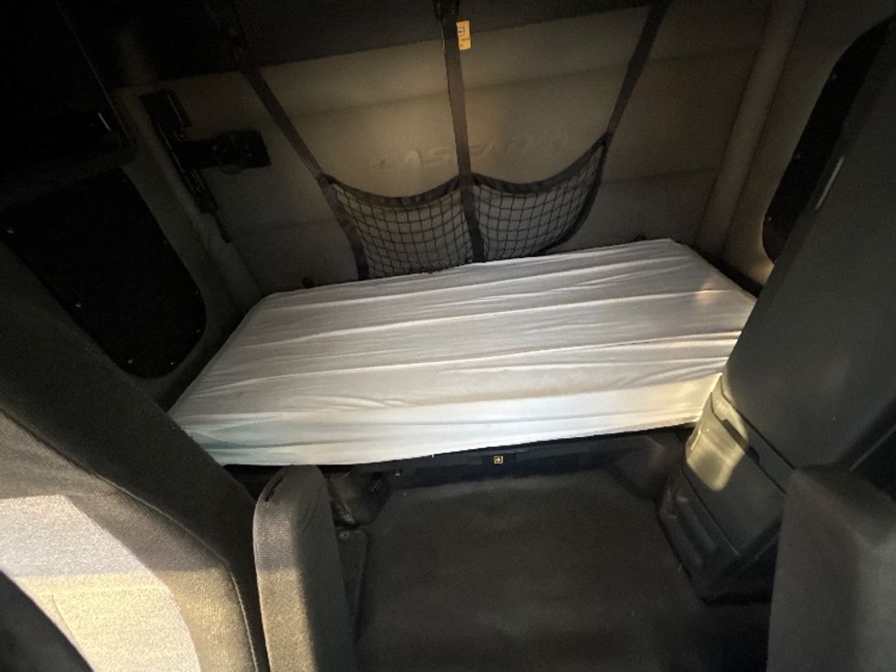 Sleeper Tractor-Heavy Duty Tractors-Freightliner-2020-T12664ST-Burlington-NJ-389,045\n\t\tmiles-$ 64,750 - Image 16