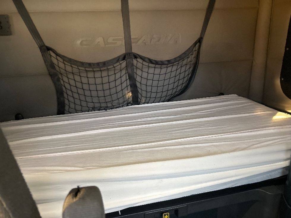 Sleeper Tractor-Heavy Duty Tractors-Freightliner-2020-T12664ST-Burlington-NJ-389,045\n\t\tmiles-$ 64,750 - Image 17