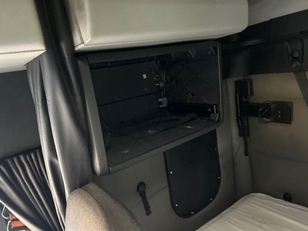 Sleeper Tractor-Heavy Duty Tractors-Freightliner-2020-T12664ST-Burlington-NJ-389,045\n\t\tmiles-$ 64,750 - Image 18