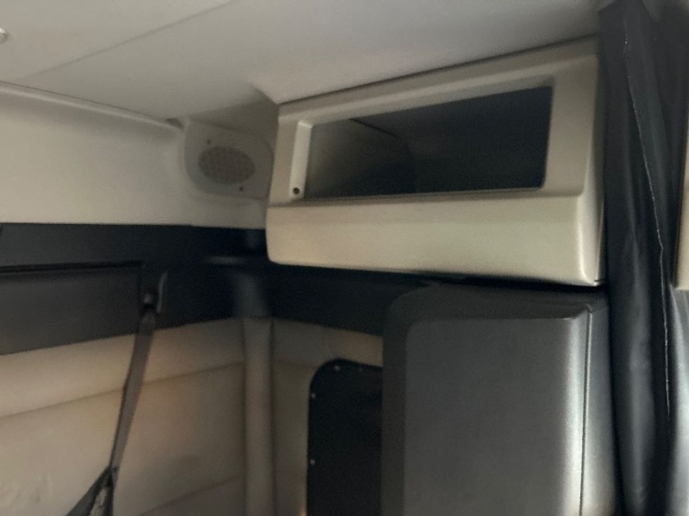 Sleeper Tractor-Heavy Duty Tractors-Freightliner-2020-T12664ST-Burlington-NJ-389,045\n\t\tmiles-$ 64,750 - Image 19