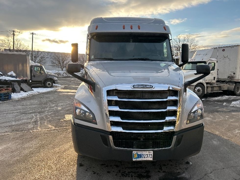 Sleeper Tractor-Heavy Duty Tractors-Freightliner-2020-T12664ST-Burlington-NJ-389,045\n\t\tmiles-$ 64,750 - Image 2