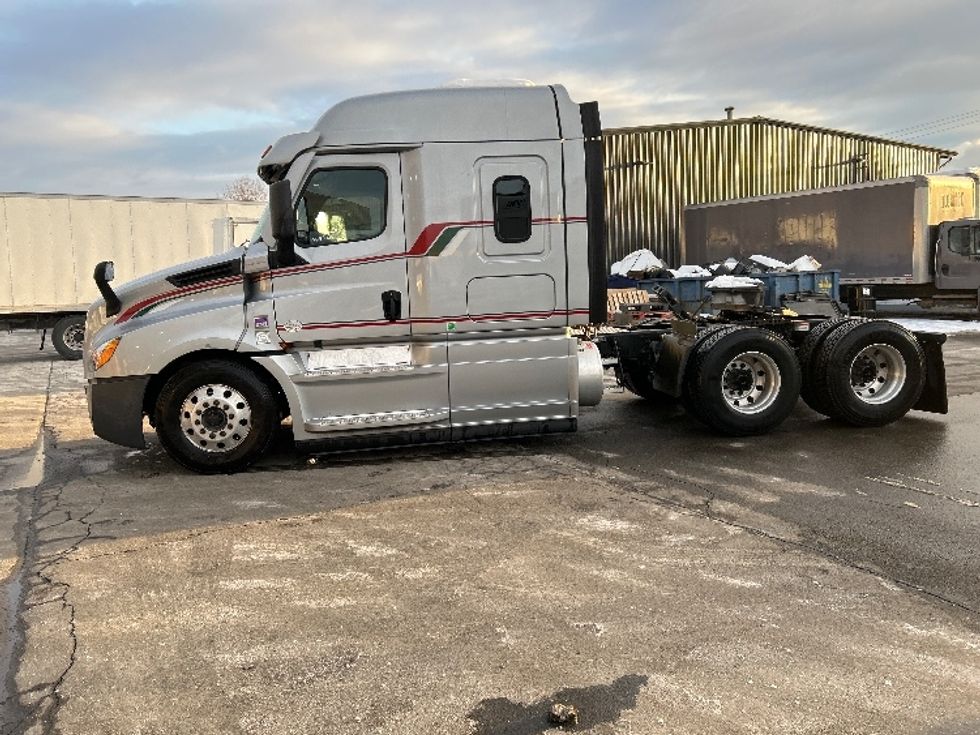 Sleeper Tractor-Heavy Duty Tractors-Freightliner-2020-T12664ST-Burlington-NJ-389,045\n\t\tmiles-$ 64,750 - Image 4