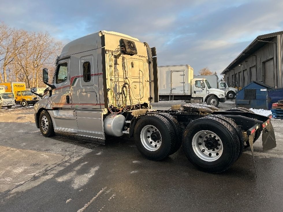 Sleeper Tractor-Heavy Duty Tractors-Freightliner-2020-T12664ST-Burlington-NJ-389,045\n\t\tmiles-$ 64,750 - Image 5