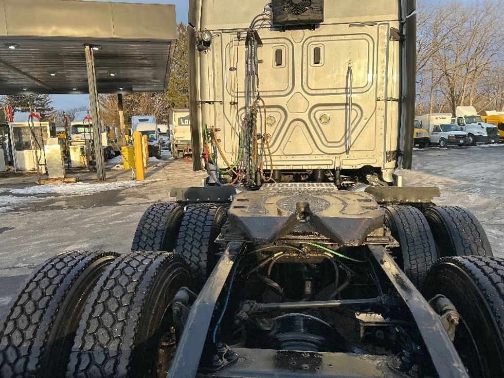 Sleeper Tractor-Heavy Duty Tractors-Freightliner-2020-T12664ST-Burlington-NJ-389,045\n\t\tmiles-$ 64,750 - Image 6
