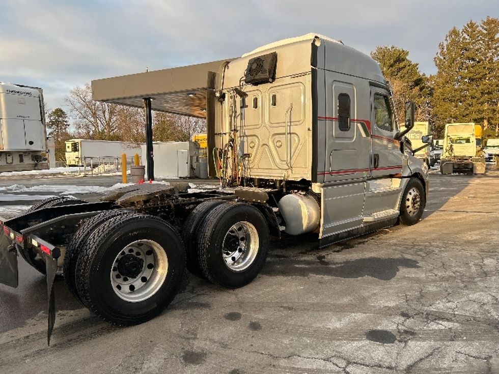 Sleeper Tractor-Heavy Duty Tractors-Freightliner-2020-T12664ST-Burlington-NJ-389,045\n\t\tmiles-$ 64,750 - Image 7