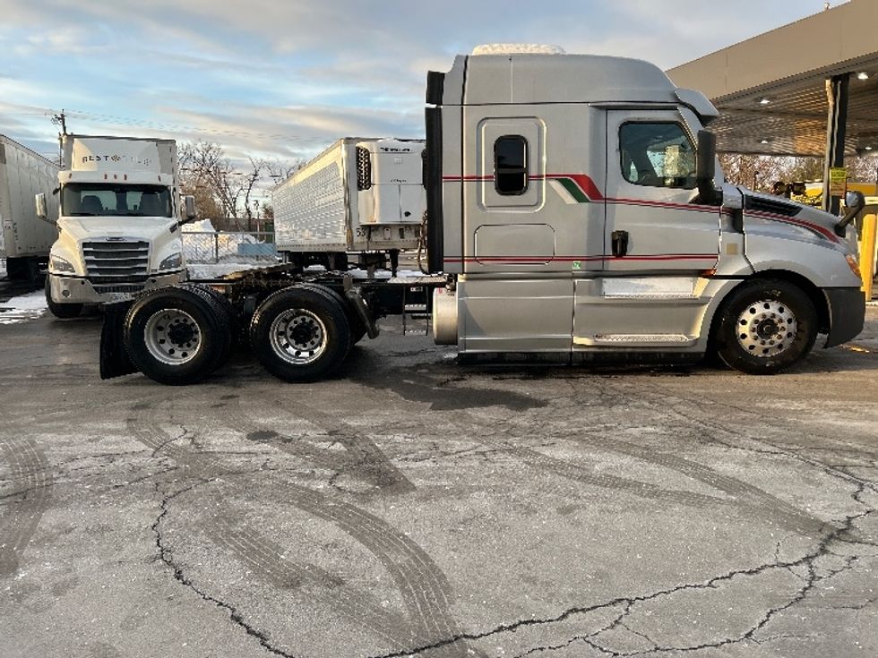 Sleeper Tractor-Heavy Duty Tractors-Freightliner-2020-T12664ST-Burlington-NJ-389,045\n\t\tmiles-$ 64,750 - Image 8