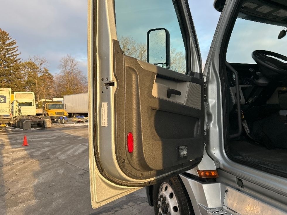 Sleeper Tractor-Heavy Duty Tractors-Freightliner-2020-T12664ST-Burlington-NJ-389,045\n\t\tmiles-$ 64,750 - Image 9