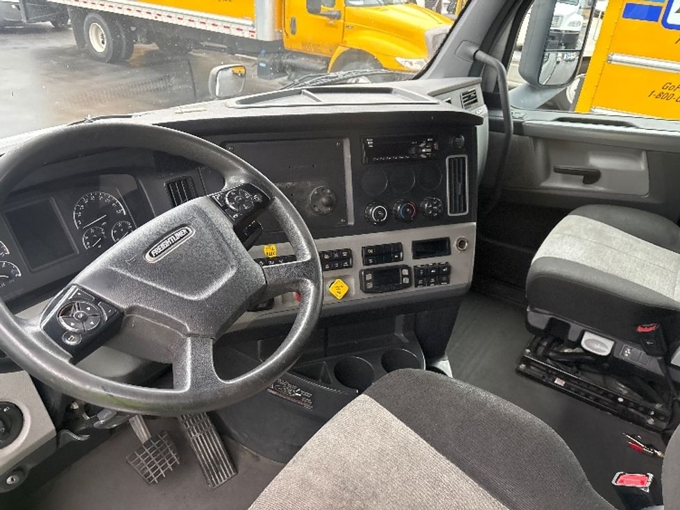Sleeper Tractor-Heavy Duty Tractors-Freightliner-2020-T12664ST-Burlington-NJ-414,156\n\t\tmiles-$ 63,500 - Image 10