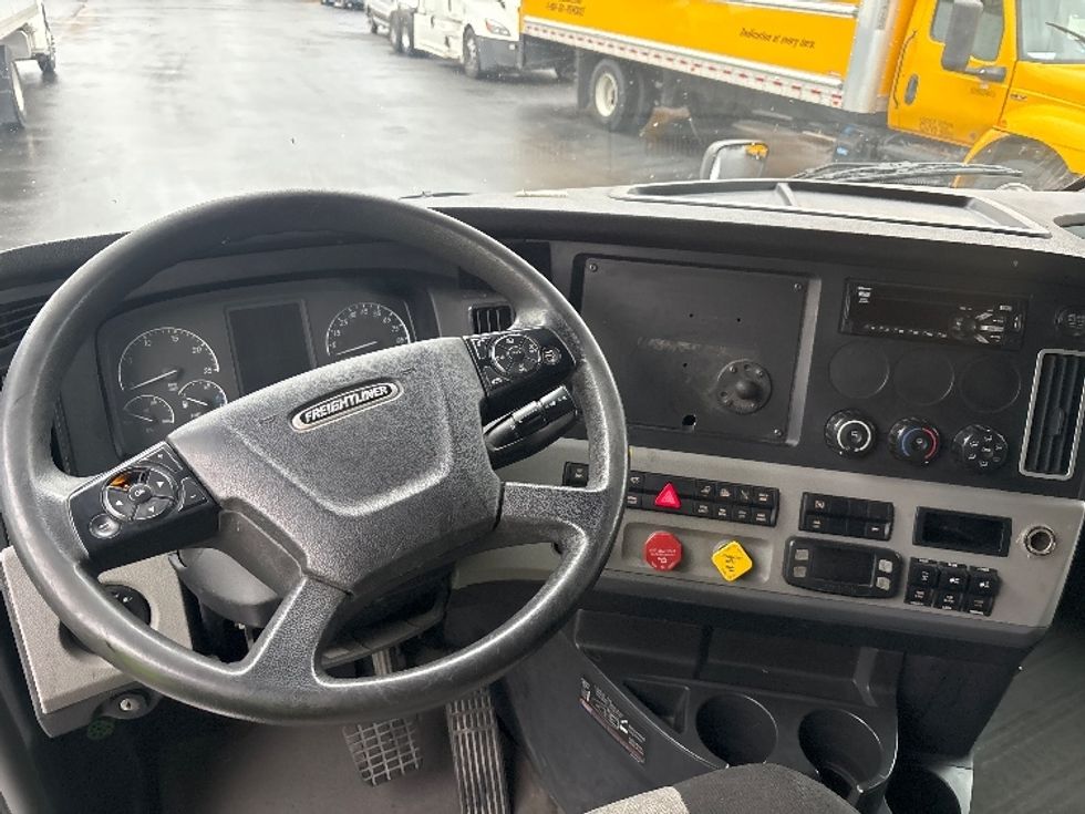 Sleeper Tractor-Heavy Duty Tractors-Freightliner-2020-T12664ST-Burlington-NJ-414,156\n\t\tmiles-$ 63,500 - Image 11