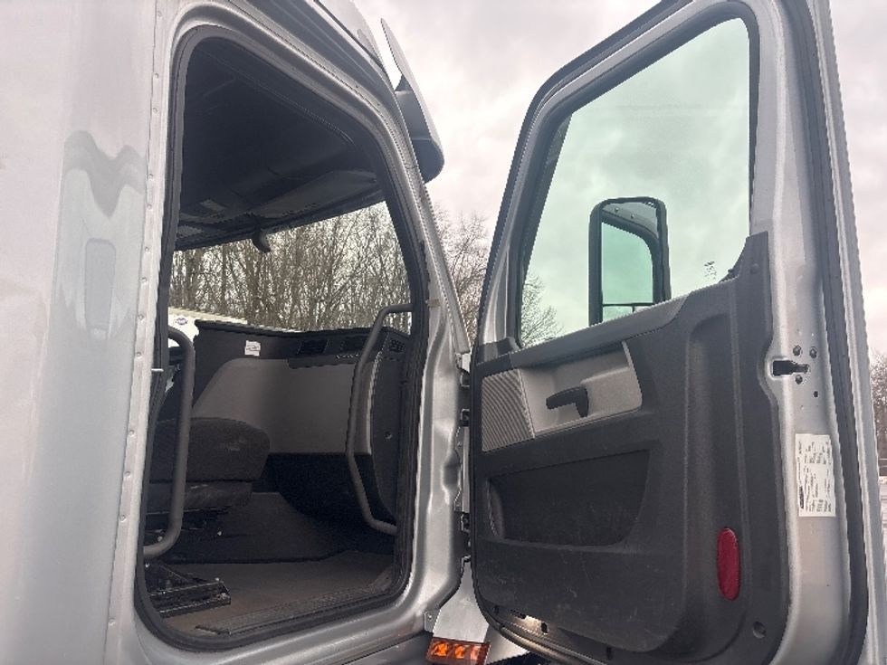 Sleeper Tractor-Heavy Duty Tractors-Freightliner-2020-T12664ST-Burlington-NJ-414,156\n\t\tmiles-$ 63,500 - Image 13