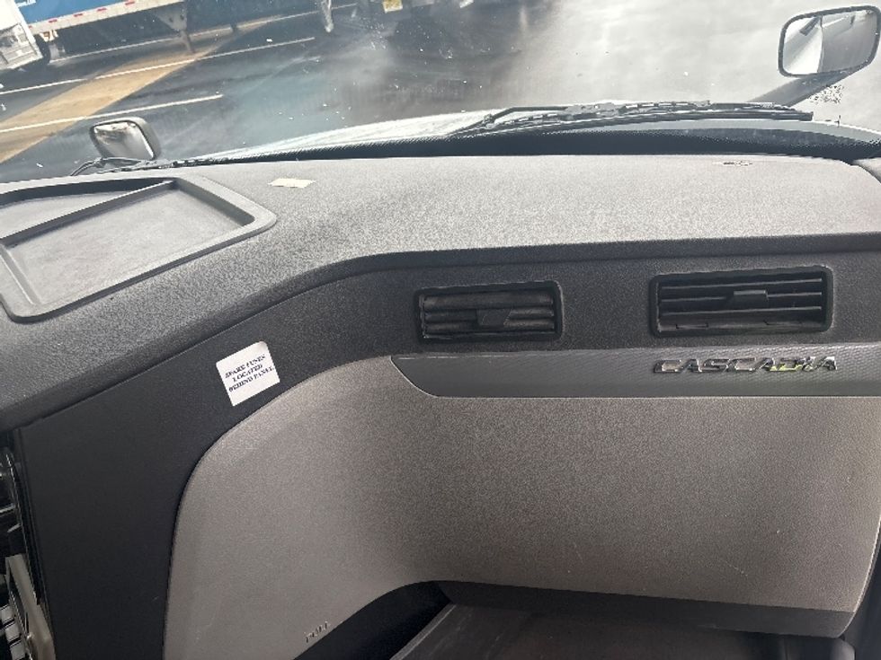 Sleeper Tractor-Heavy Duty Tractors-Freightliner-2020-T12664ST-Burlington-NJ-414,156\n\t\tmiles-$ 63,500 - Image 14