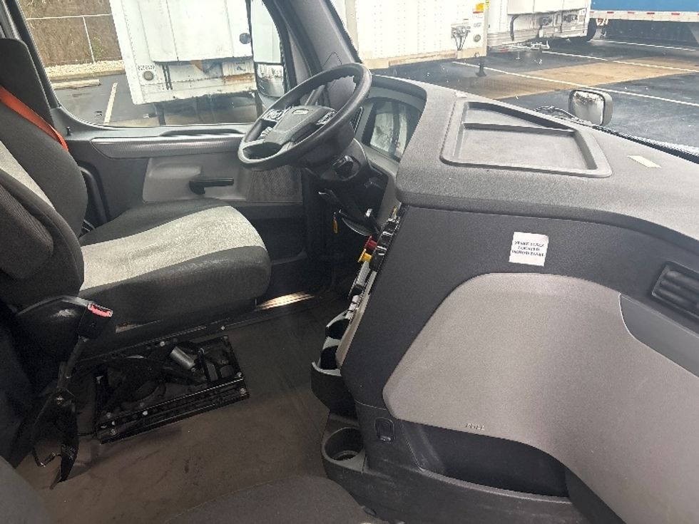 Sleeper Tractor-Heavy Duty Tractors-Freightliner-2020-T12664ST-Burlington-NJ-414,156\n\t\tmiles-$ 63,500 - Image 15