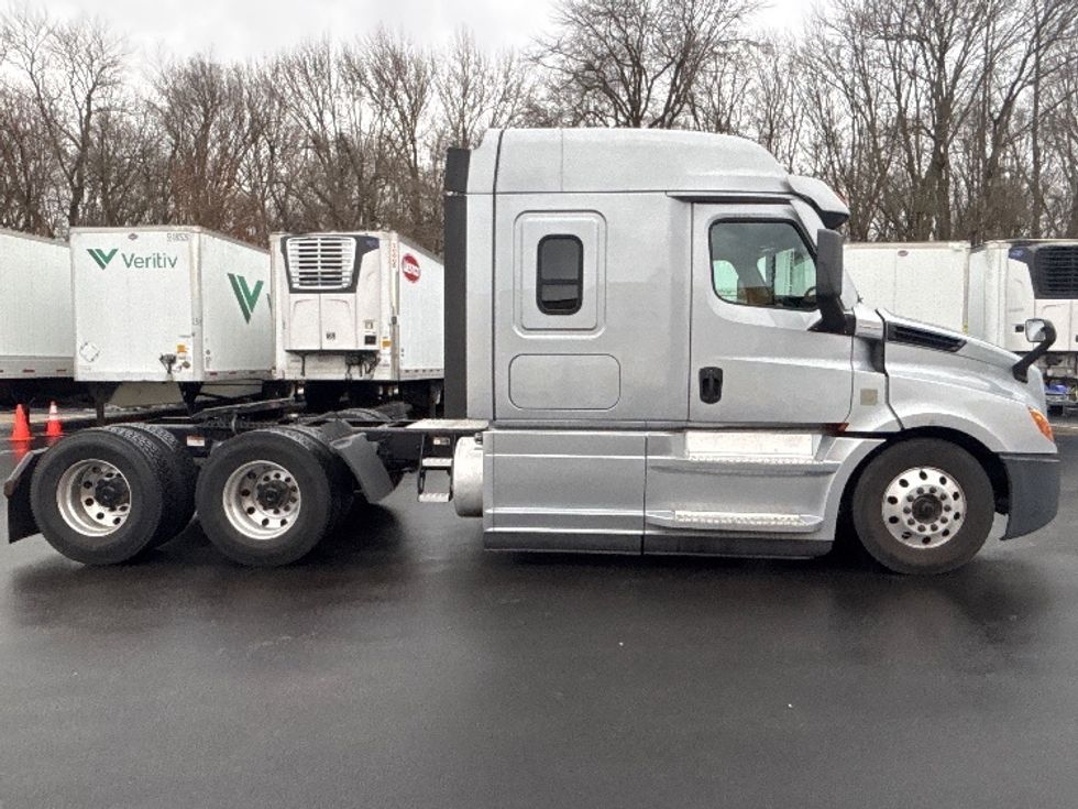 Sleeper Tractor-Heavy Duty Tractors-Freightliner-2020-T12664ST-Burlington-NJ-414,156\n\t\tmiles-$ 63,500 - Image 8
