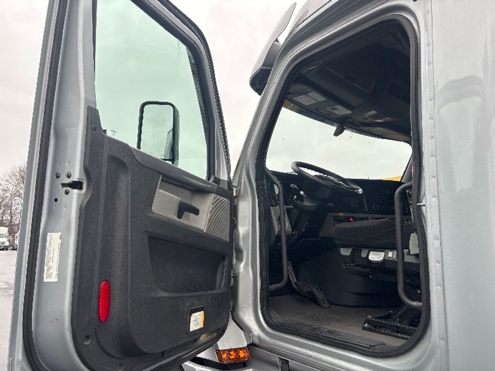 Sleeper Tractor-Heavy Duty Tractors-Freightliner-2020-T12664ST-Burlington-NJ-414,156\n\t\tmiles-$ 63,500 - Image 9