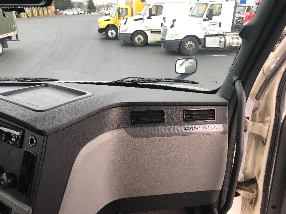 Sleeper Tractor-Heavy Duty Tractors-Freightliner-2020-T12664ST-Burlington-NJ-582,546\n\t\tmiles-$ 53,250 - Image 14