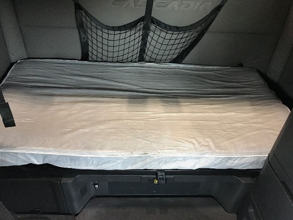 Sleeper Tractor-Heavy Duty Tractors-Freightliner-2020-T12664ST-Burlington-NJ-582,546\n\t\tmiles-$ 53,250 - Image 17