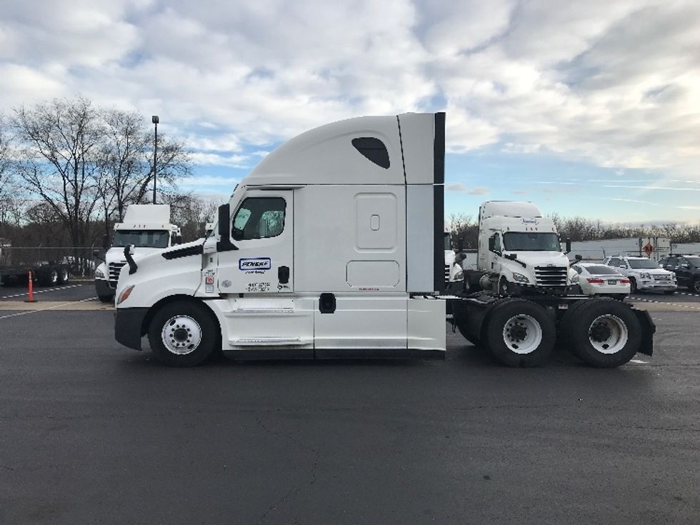 Sleeper Tractor-Heavy Duty Tractors-Freightliner-2020-T12664ST-Burlington-NJ-582,546\n\t\tmiles-$ 53,250 - Image 4