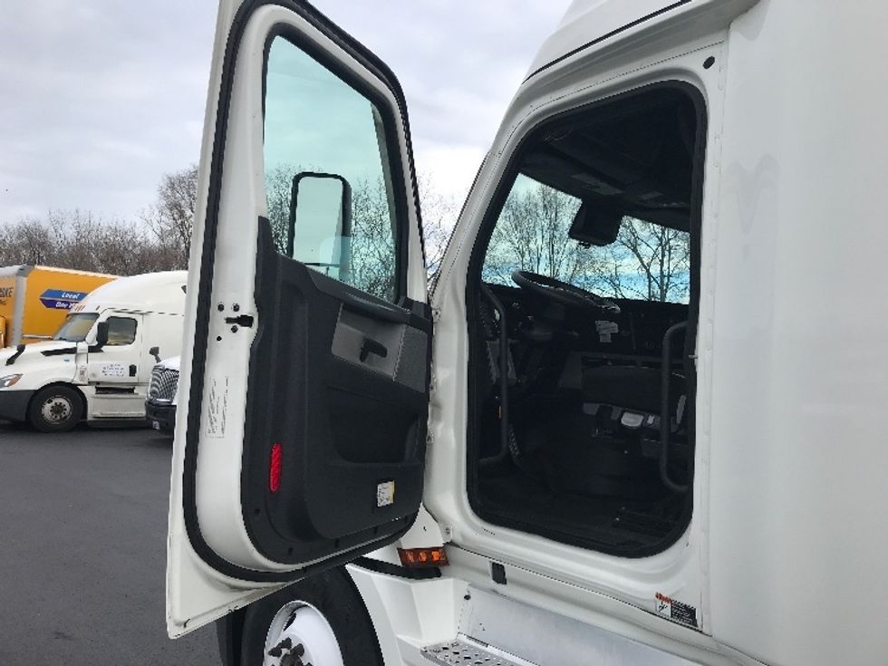 Sleeper Tractor-Heavy Duty Tractors-Freightliner-2020-T12664ST-Burlington-NJ-582,546\n\t\tmiles-$ 53,250 - Image 9