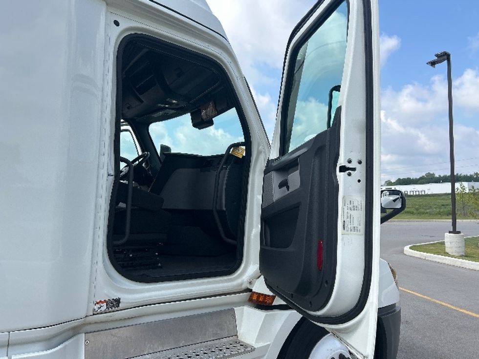 Sleeper Tractor-Heavy Duty Tractors-Freightliner-2020-T12664ST-Byron Center-MI-492,619\n\t\tmiles-$ 57,250 - Image 13