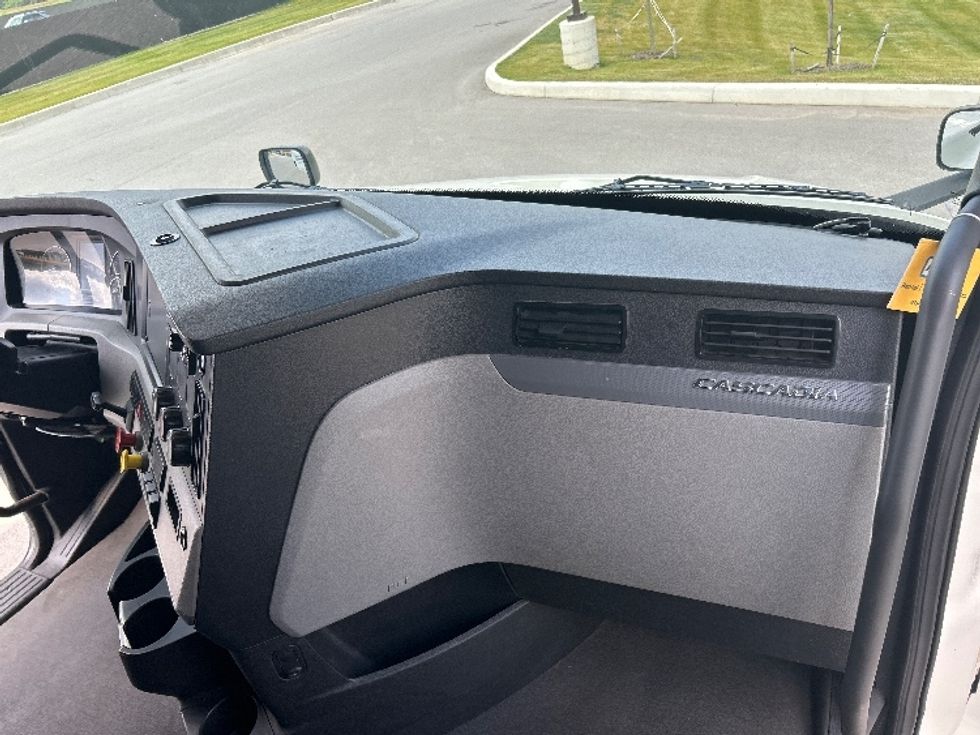 Sleeper Tractor-Heavy Duty Tractors-Freightliner-2020-T12664ST-Byron Center-MI-492,619\n\t\tmiles-$ 57,250 - Image 14