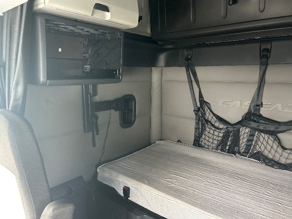 Sleeper Tractor-Heavy Duty Tractors-Freightliner-2020-T12664ST-Byron Center-MI-492,619\n\t\tmiles-$ 57,250 - Image 19