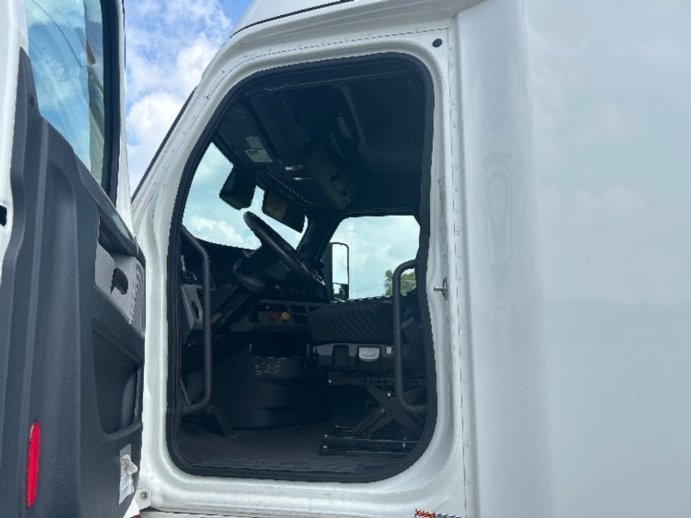 Sleeper Tractor-Heavy Duty Tractors-Freightliner-2020-T12664ST-Byron Center-MI-492,619\n\t\tmiles-$ 57,250 - Image 9