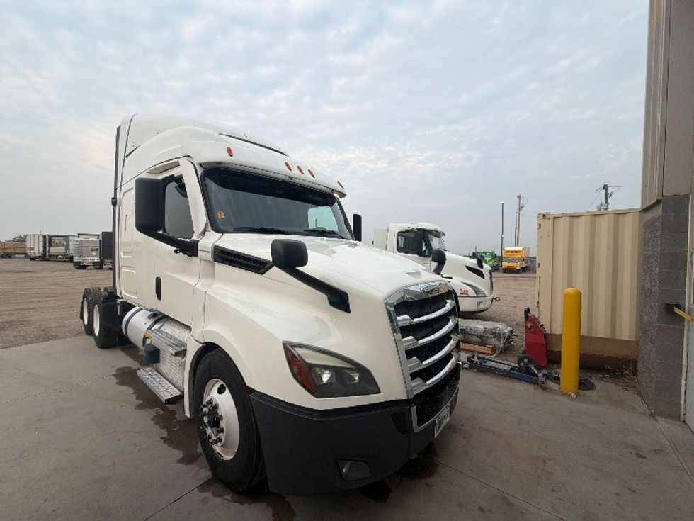Sleeper Tractor-Heavy Duty Tractors-Freightliner-2020-T12664ST-Caldwell-ID-737,294\n\t\tmiles-$ 47,750 - Image 1